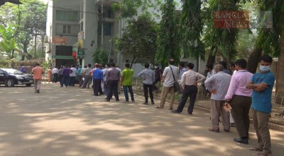 লকডাউনের ঘোষণায় ব্যাংকে লম্বা লাইন