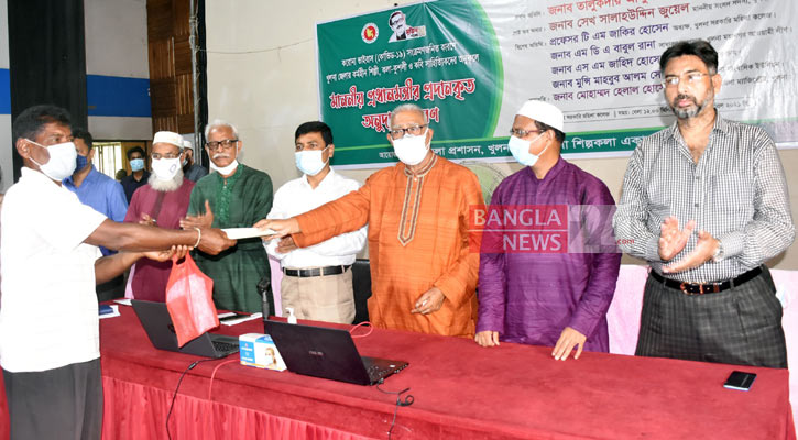 খুলনায় কর্মহীন শিল্পী, কবি-সাহিত্যিকদের মধ্যে অনুদানের চেক বিতরণ