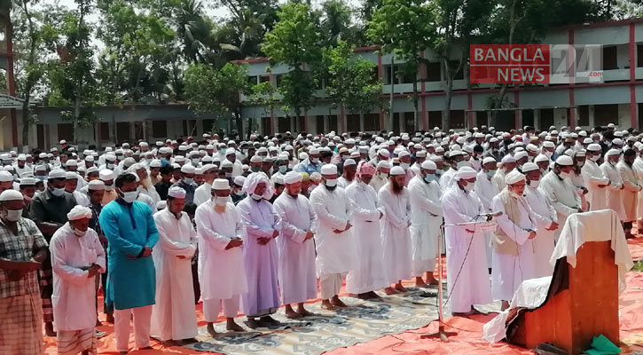 বৃষ্টির জন্য নামাজে দাঁড়িয়ে অঝরে কাঁদলেন ফেনীবাসী