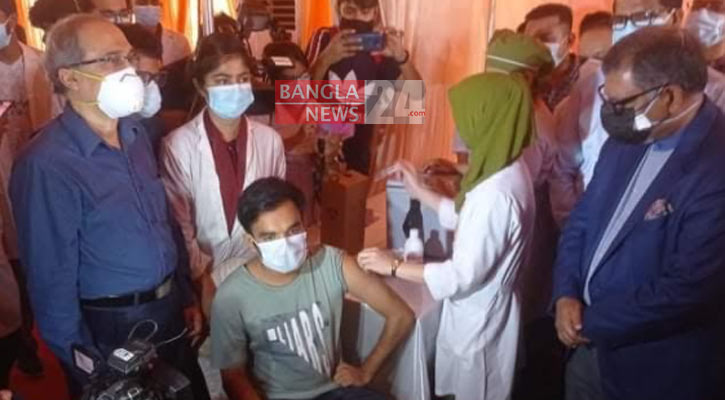চীনের টিকার প্রথম ডোজ নিলেন ঢামেকের এক শিক্ষার্থী