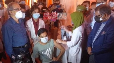 চীনের টিকার প্রথম ডোজ নিলেন ঢামেকের এক শিক্ষার্থী