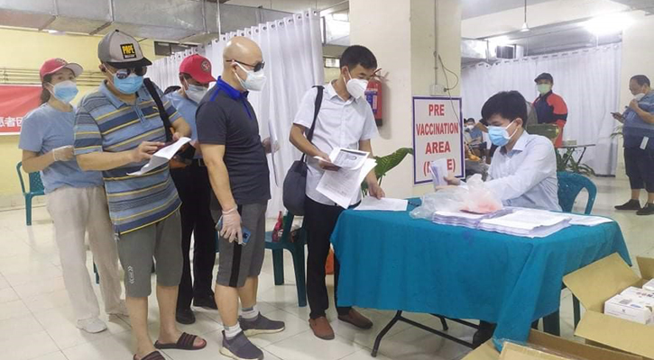 ঢামেকে চীনা নাগরিকদের করোনা টিকা দেওয়া শুরু