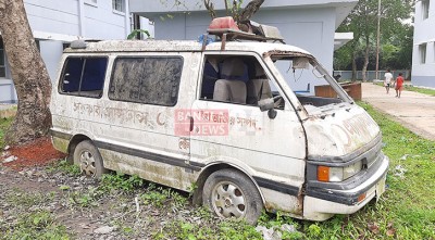 অযত্নে অকেজো হচ্ছে পুরনো অ্যাম্বুলেন্সটি
 

 