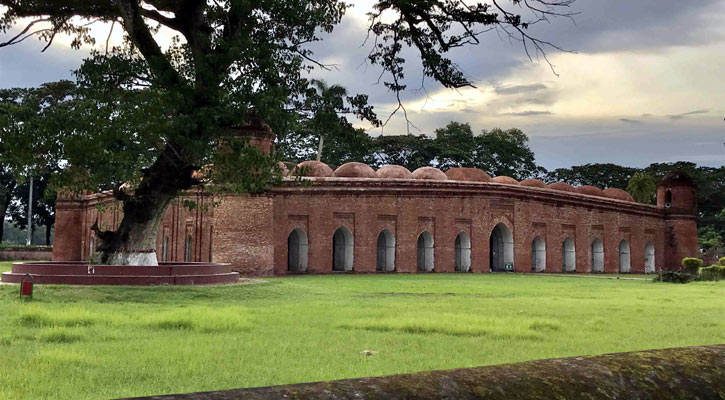 বাগেরহাটে ঈদের প্রধান জামাত ষাটগম্বুজ মসজিদে