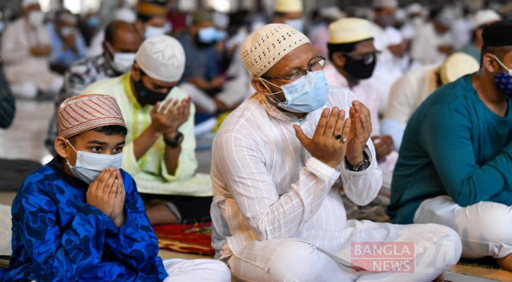 ঈদের জামাতে করোনা থেকে মুক্তির প্রার্থনা