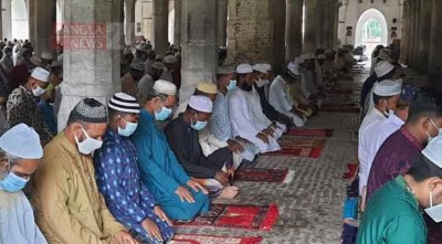 বাগেরহাটে ষাটগম্বুজ মসজিদে ঈদের জামাতে করোনা মুক্তির দোয়া