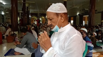 বরিশালে ঈদের জামাতে করোনা থেকে মুক্তি কামনা
