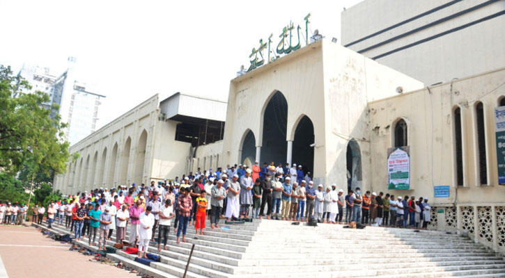 শান্তিপূর্ণ পরিবেশে বায়তুল মোকাররমে জুমার নামাজ 