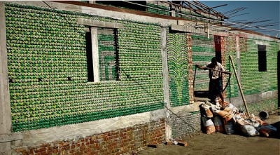 ফেলনা প্লাস্টিকের বোতলে ঘর!