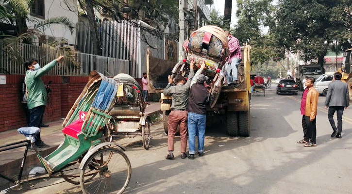 অবৈধ রিকশা ধরছে ডিএসসিসি, জানেন না চালকরা