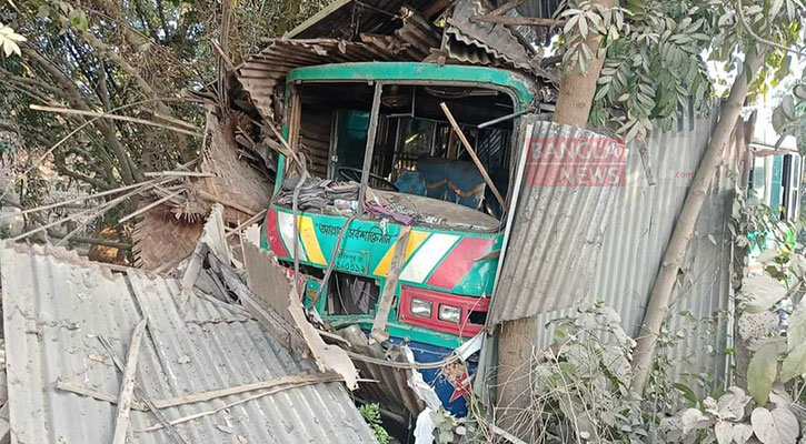 অটোরিকশাকে ধাক্কা দিয়ে দোকানে ঢুকে গেল বাস