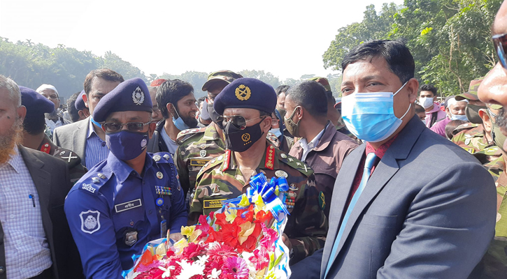 পৈত্রিক বাড়িতে সেনাপ্রধান