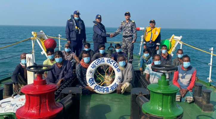 ২০ বাংলাদেশি জেলেসহ নৌকা হস্তান্তর করলো ভারত