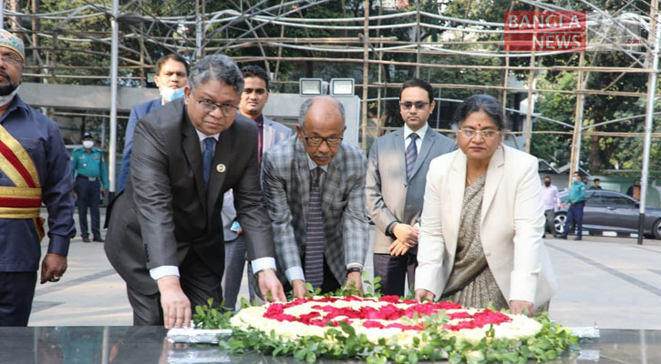 বঙ্গবন্ধুর প্রতিকৃতি-জাতীয় স্মৃতিসৌধে ৩ বিচারপতির শ্রদ্ধা