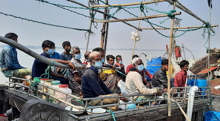 বঙ্গপসাগরে ভাসতে থাকা ২০ জেলে উদ্ধার   