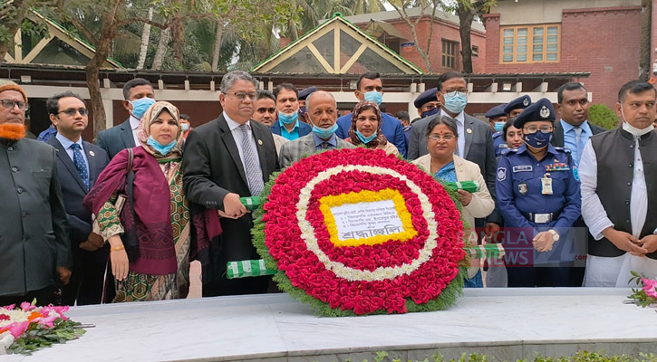 বঙ্গবন্ধুর সমাধিতে আপিল বিভাগের ৩ বিচারপতির শ্রদ্ধা