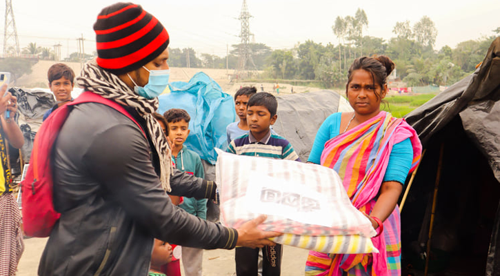 বেদে সম্প্রদায়ের মধ্যে কম্বল বিতরণ করলো বিভিও