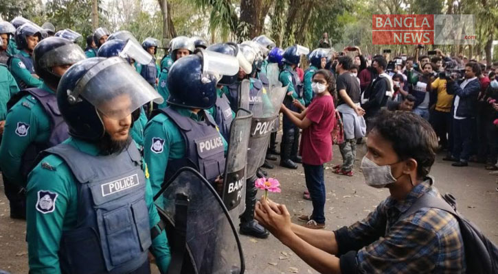 শিক্ষার্থীরা নিয়ে এলো ফুল, ফিরিয়ে দিল পুলিশ