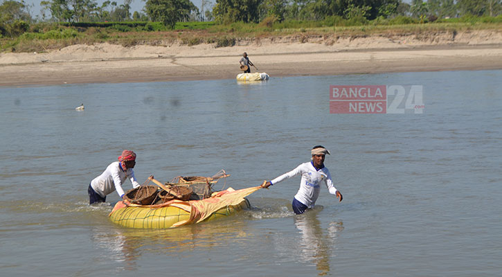 দু’মুঠো ভাতের জন্য বরফশীতল পানিতে হাজারো শ্রমিক