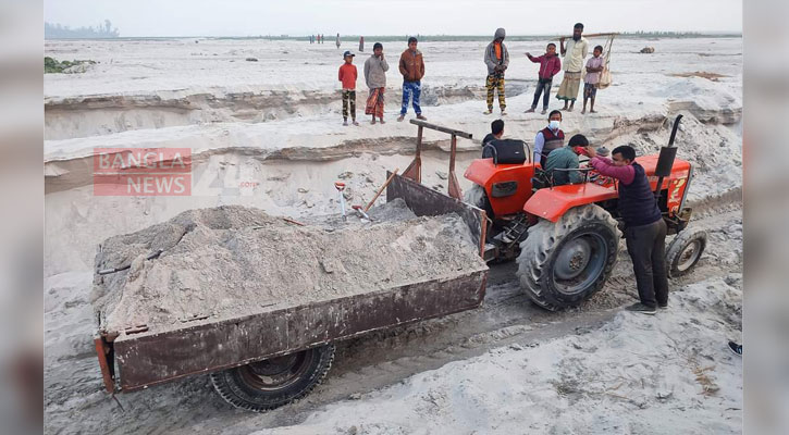 তিস্তার চর থেকে বালু উত্তোলন, ব্যবসায়ীর জরিমানা