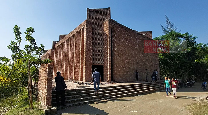 জানালা নেই, তবু আলোকিত আস-সালাম মসজিদ