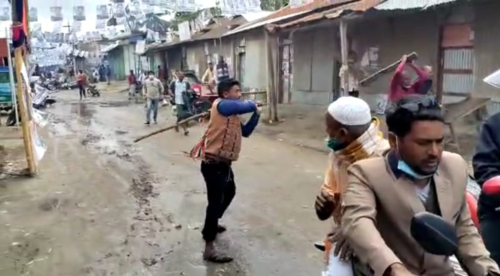 পুলিশের সামনেই স্বতন্ত্র প্রার্থীর বহরে হামলা!