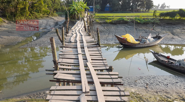 নড়বড়ে সাঁকোই ভরসা চার শতাধিক মানুষের