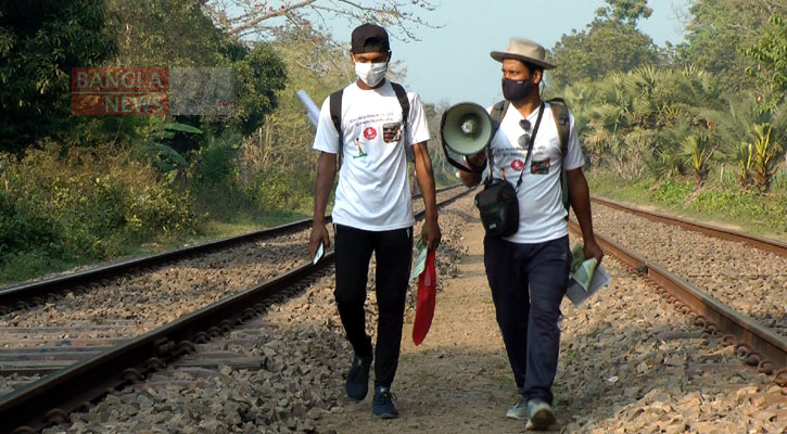 ট্রেনে পাথর নিক্ষেপ বন্ধে সচেতনতায় শিক্ষক-শিক্ষার্থীরা