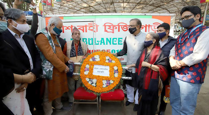 বাংলা একাডেমিতে কবি কাজী রোজীর প্রতি শ্রদ্ধা নিবেদন