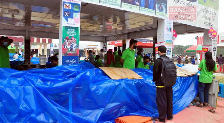 বৃষ্টির কবলে বইমেলা, সময় কমেছে আধাঘণ্টা