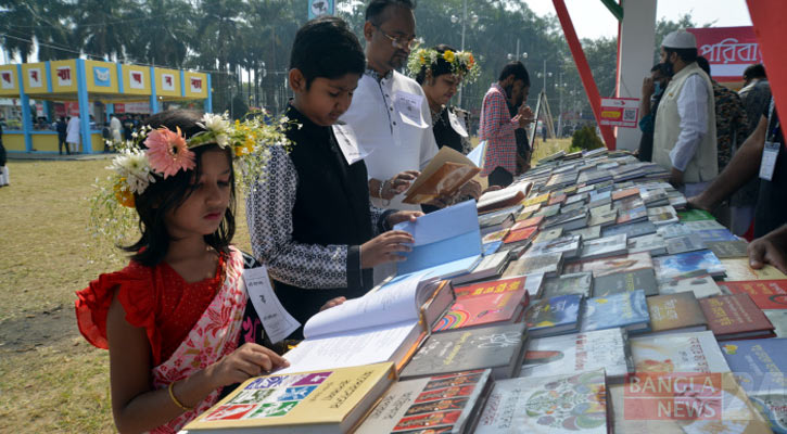 কথার ঝুড়ি নিয়ে বাড়ি ফেরা বইপ্রেমীদের