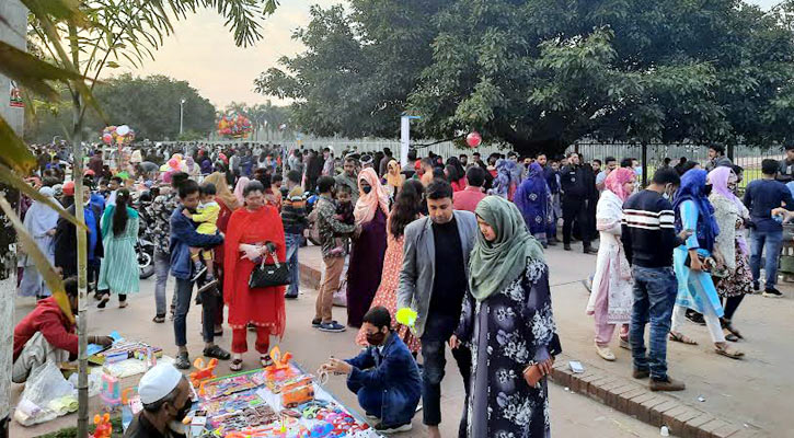 ছুটির দিনে স্বাস্থ্যবিধি উধাও সংসদ ভবন এলাকায়!