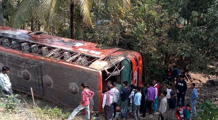 গৌরনদীতে মাহফিলগামী বাস নিয়ন্ত্রণ হারিয়ে উল্টে খাদে