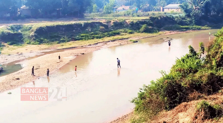 ধলাই নদীতে বিষ, ভেসে উঠেছে মরা মাছ