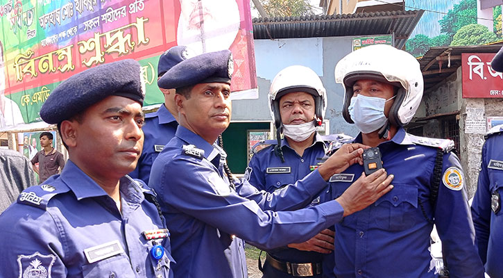 পিরোজপুরে পুলিশে যুক্ত হলো বডি ওর্ন ক্যামেরা