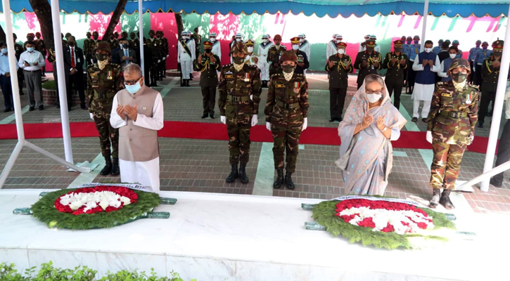 বঙ্গবন্ধুর সমাধিতে রাষ্ট্রপতি-প্রধানমন্ত্রীর শ্রদ্ধা