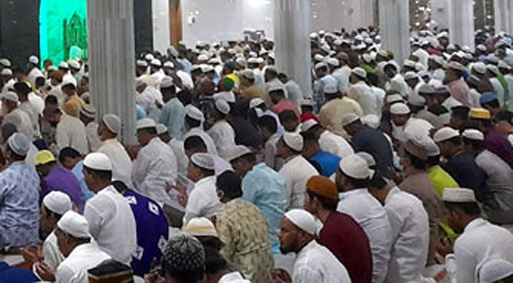 বরিশালে সব মসজিদে মুসল্লিদের উপচেপড়া ভিড়