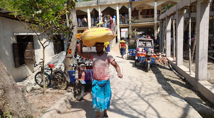 জেলেদের চালে পরিমাণে কম, তালিকা তৈরিতে অনিয়ম