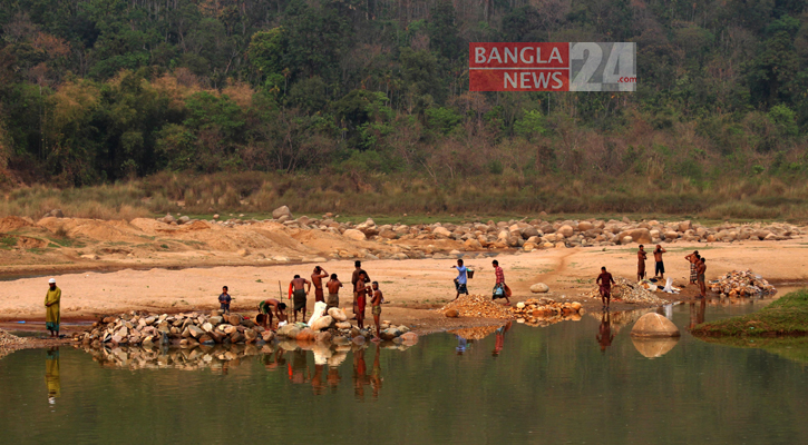 সিলেটে সীমান্তের জিরোলাইন থেকে পাথর উত্তোলন! 