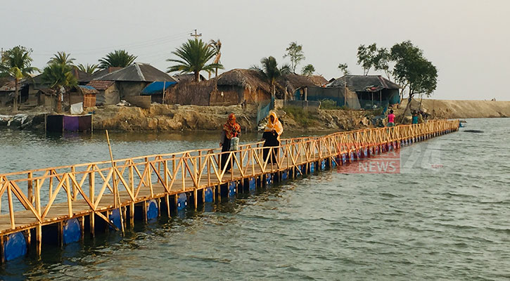 দুর্গম প্রতাপনগরে ভাসমান সেতু বানালো ডু সামথিং ফাউন্ডেশন