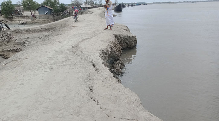 প্রতাপনগরে কপোতাক্ষ নদের বেড়িবাঁধে ভাঙন, আতঙ্কে মানুষ