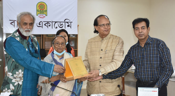 বাংলা একাডেমির রবীন্দ্র পুরস্কার পেলেন অধ্যাপক আতিউর রহমান