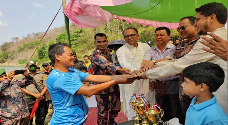 কাপ্তাই হ্রদে নৌকাবাইচ