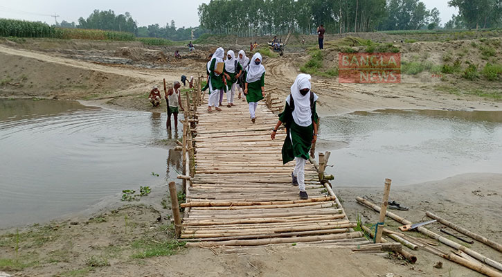 বাঁশের সাঁকোতে মন্থর জীবন-জীবিকার গতি
 

 