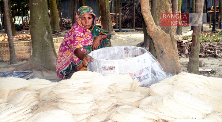 সাদা সেমাইয়ে রঙিন স্বপ্নে বিভোর