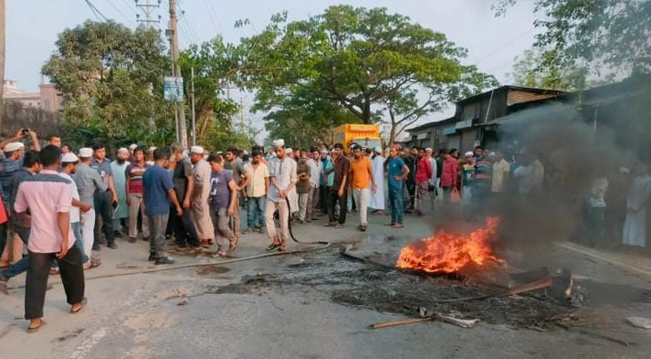 বকেয়া বেতনের দাবিতে শ্রমিকদের সড়ক অবরোধ