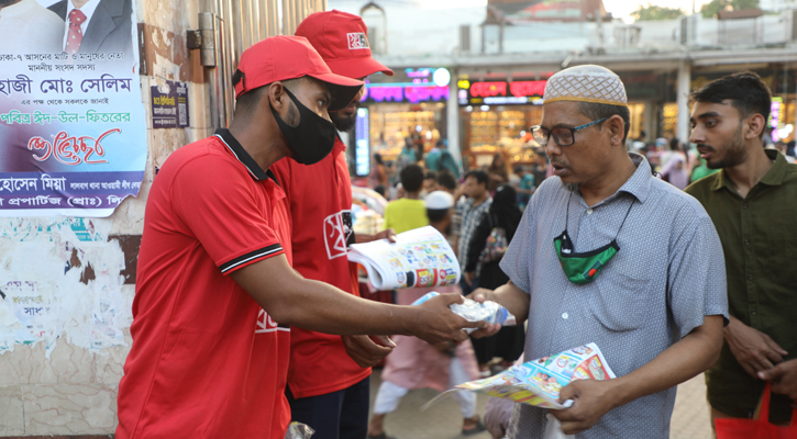 রমজানে রাস্তায় আটকে পড়া মানুষদের জন্য স্বপ্ন’র ইফতার