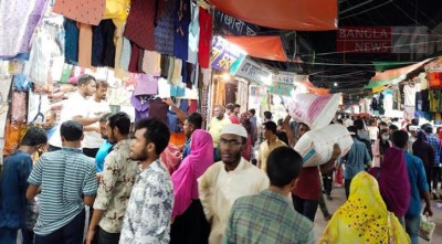 সন্ধ্যার পর খুলনার মার্কেটগুলোতে তিল ধারণের ঠাঁই নেই