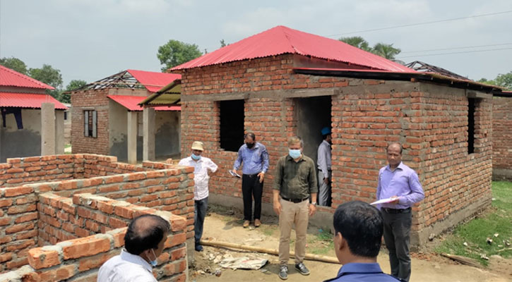 আশ্রয়ণের ঘর নির্মাণে অনিয়ম, কাজ বন্ধ করলেন ডিসি 