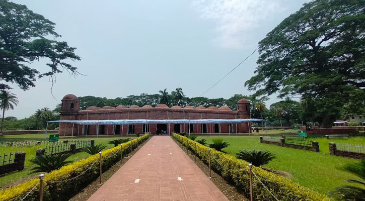 বাগেরহাটে ঈদের প্রধান জামাত ষাটগম্বুজ মসজিদে